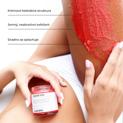 Detail použití Sugar Veil od LumiSilk – jemný, neabrazivní exfoliant s krémovou hedvábnou texturou, snadno se oplachuje a zanechává pokožku hladkou..